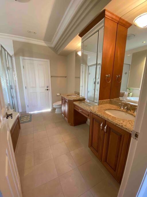 Lucky Suite, Two-Bedroom Suite With Independent Entrance In Richmond Close To Yvr Exterior photo