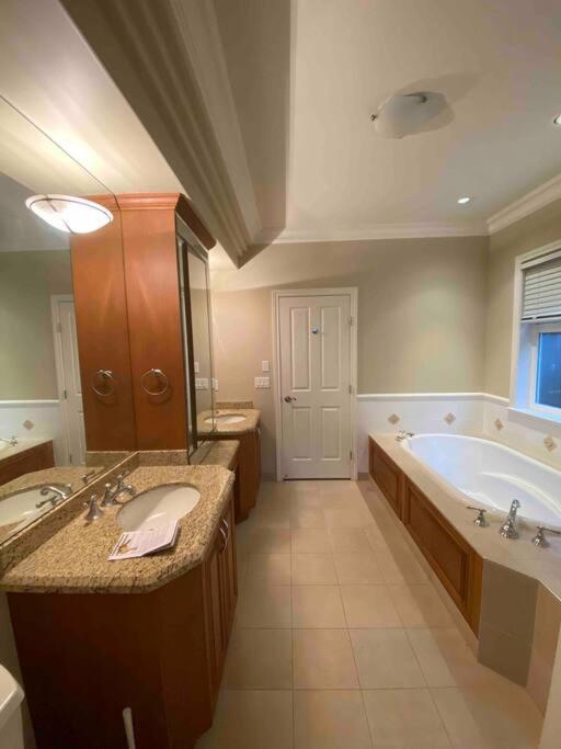 Lucky Suite, Two-Bedroom Suite With Independent Entrance In Richmond Close To Yvr Exterior photo
