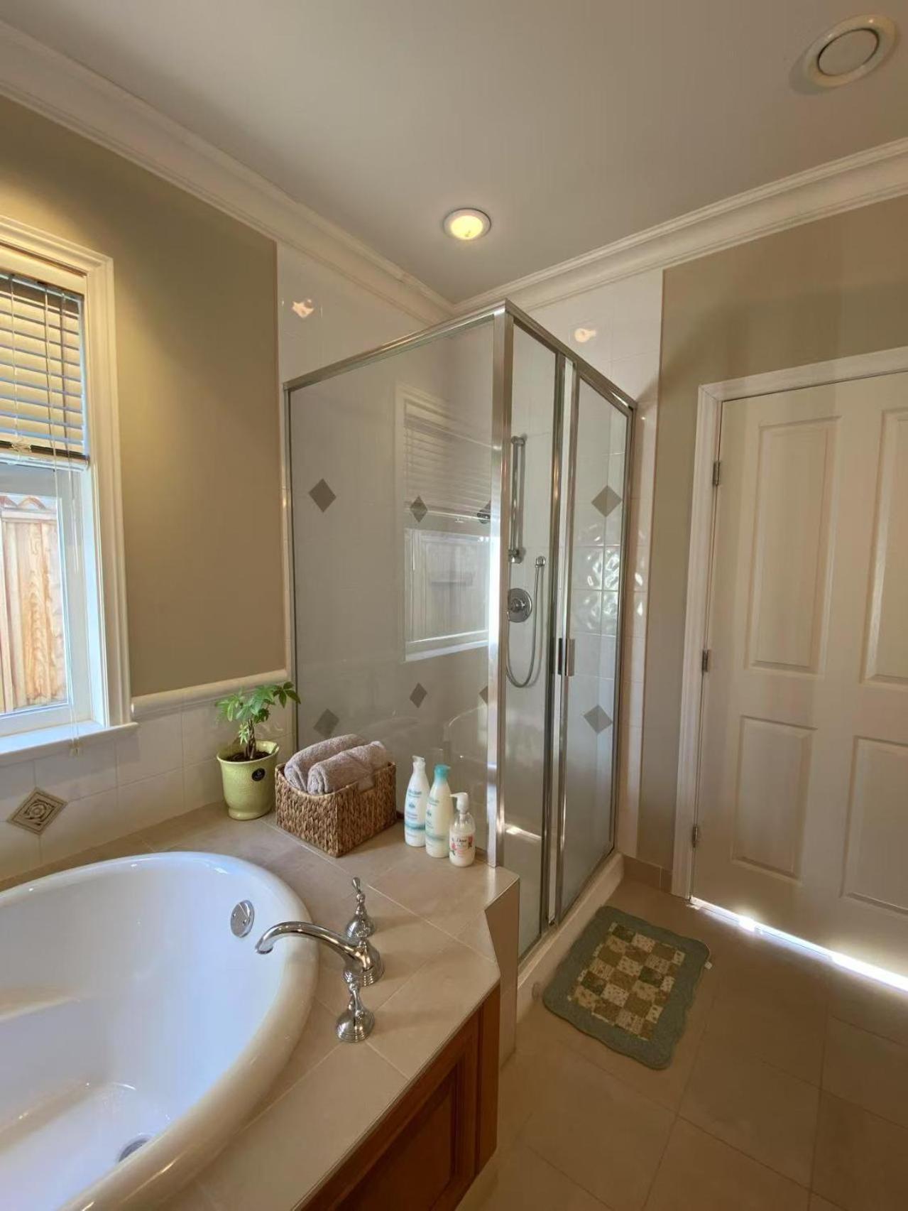 Lucky Suite, Two-Bedroom Suite With Independent Entrance In Richmond Close To Yvr Exterior photo